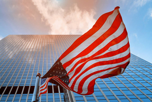 Bandeira americana no mastro de bandeira acenando vento contra nuvens
 - Foto, Imagem