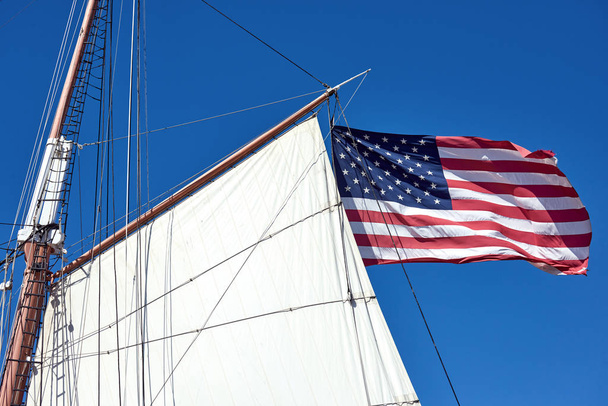 Bandeira da América soprando em um barco no Museu Marítimo
 - Foto, Imagem