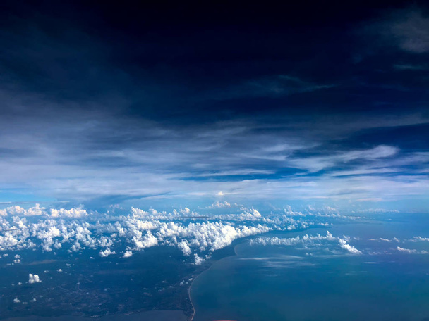 Letecký pohled Bílé mraky na modré obloze - Fotografie, Obrázek