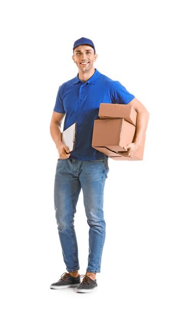 Uomo di consegna con scatole su sfondo bianco - Foto, immagini