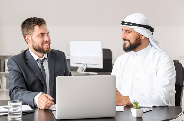 Арабский человек и его бизнес-партнер в офисе
 - Фото, изображение