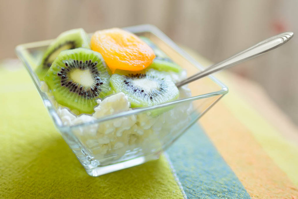 Dessert con ricotta, kiwi e albicocca secca in un bicchiere
. - Foto, immagini