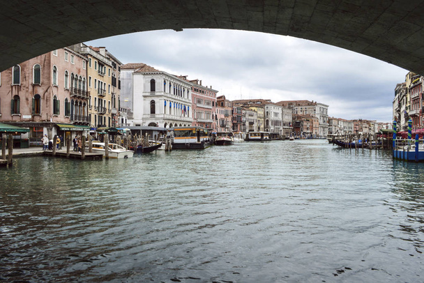 Büyük Kanal 'ın üzerindeki köprüden, Venedik' teki evlerin ve teknelerin cephelerinden. - Fotoğraf, Görsel