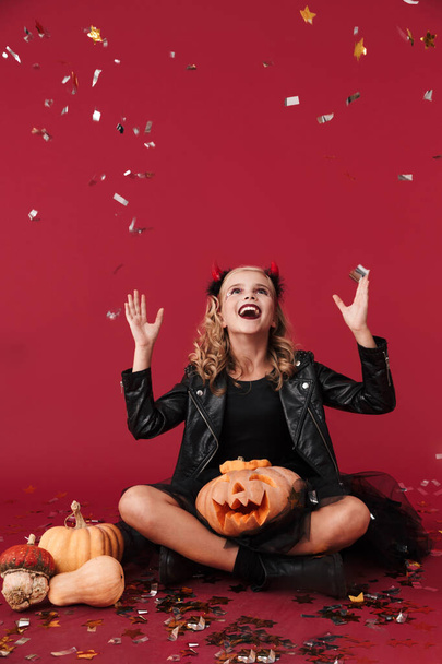 Little girl devil in carnival halloween costume - Fotoğraf, Görsel