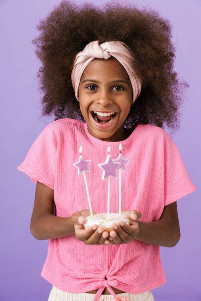 Positive young african girl kid holding birthday cake. - Zdjęcie, obraz