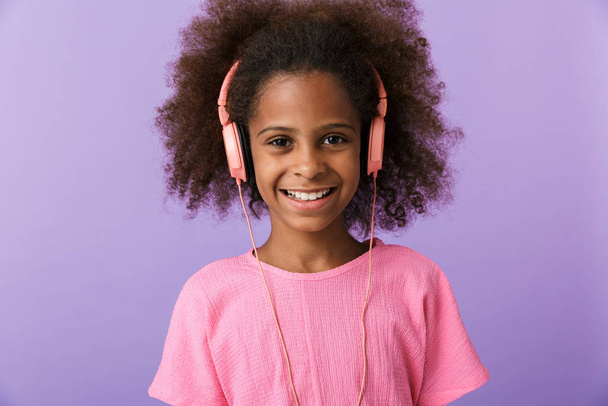 Happy young african girl kid with headphones. - Foto, Imagem