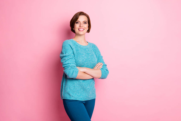 Portrait of her she nice attractive lovely pretty content cheerful cheery brown-haired woman personal assistant folded arms isolated over pink pastel color background - Φωτογραφία, εικόνα