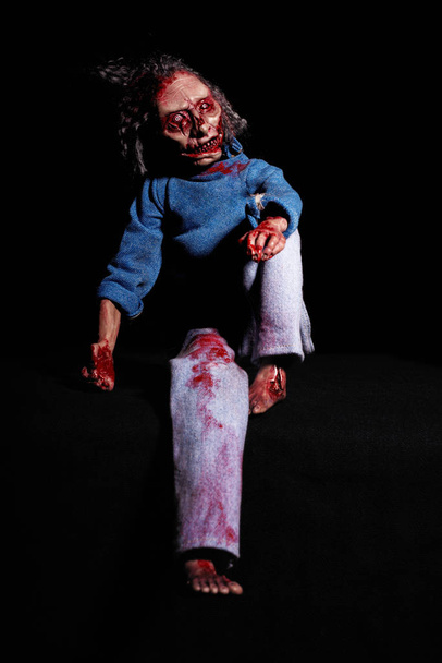 zombie con estilo. concepto de horror. zombie manchado en un backgr negro
 - Foto, Imagen