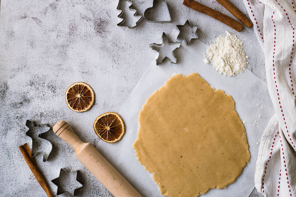 Приготовление рождественских пряников печенье на сером фоне
 - Фото, изображение