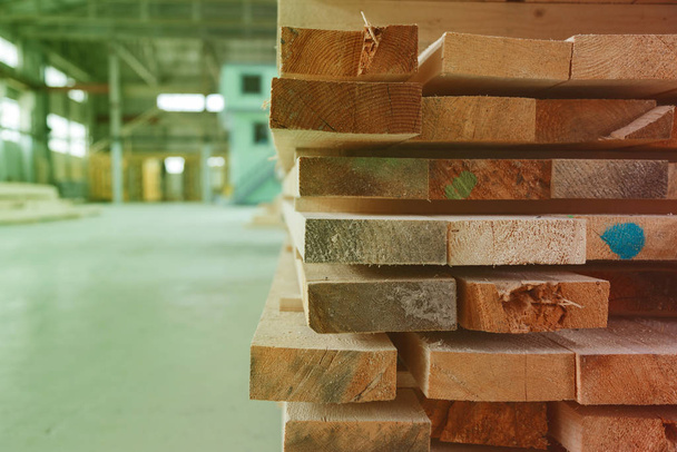 製材所の板を屋内で見るための倉庫や工場。木製のブランク建築材料の木材スタック。伐採業. - 写真・画像