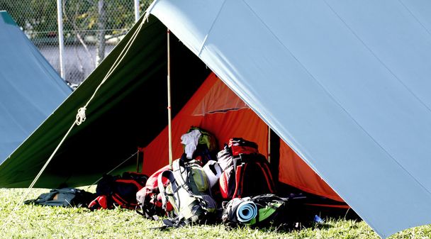 grande barraca de acampamento de escoteiros e a mochila
 - Foto, Imagem
