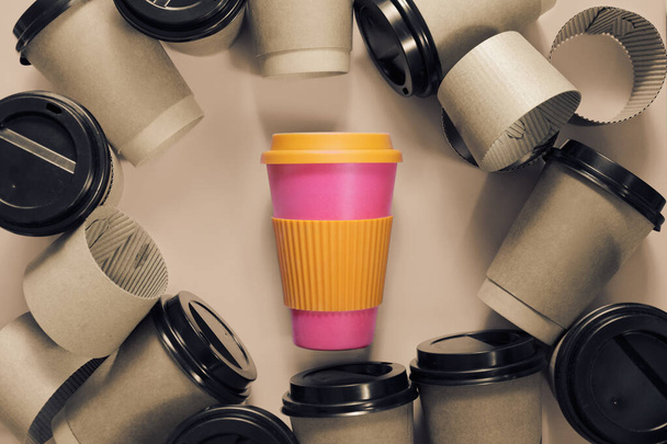 Zero waste concept Stylish reusable eco coffee cup vs multiple single use cardboard cups. Ban single use plastic. - Fotoğraf, Görsel