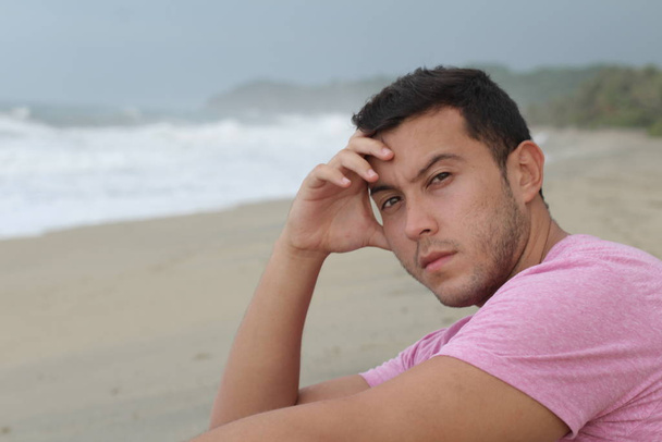 Portré derűs férfi a strandon nappal - Fotó, kép