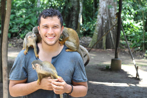 Hermosos monos interactuando con el joven
  - Foto, imagen