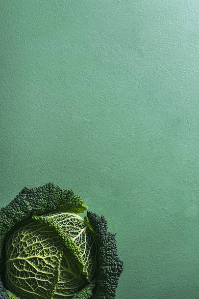 緑のテーブルの上で収穫された新鮮なキャベツをサヴォイ。デトックス食品 - 写真・画像