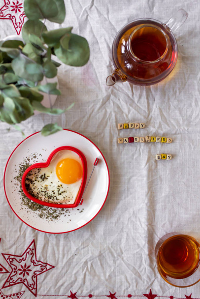 Café da manhã ovos fritos e chá no dia dos namorados
 - Foto, Imagem