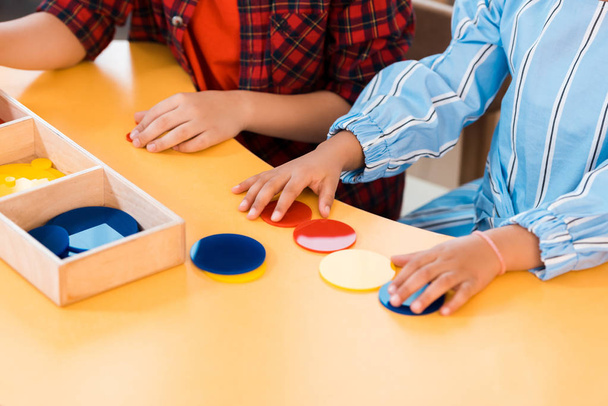 Καλλιεργημένη άποψη των παιδιών αναδίπλωση πολύχρωμο παιχνίδι στο τραπέζι στο Montessori σχολείο - Φωτογραφία, εικόνα