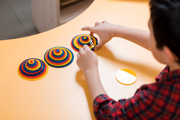 Pohled shora na dětskou hru na stole ve škole montessori, selektivní zaměření  - Fotografie, Obrázek