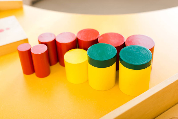 Επιλεκτική εστίαση πολύχρωμο ξύλινο επιτραπέζιο παιχνίδι στο τραπέζι στην τάξη - Φωτογραφία, εικόνα