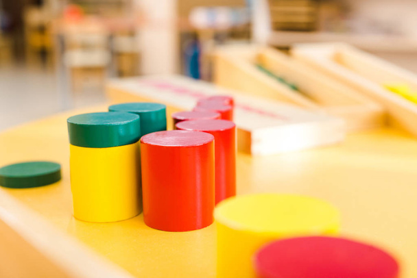 Valikoiva painopiste värikäs koulutus peli pöydällä koulussa
 - Valokuva, kuva
