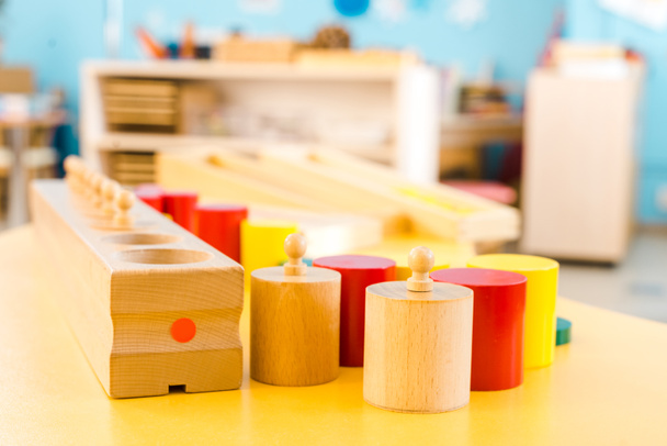 Selektywne skupienie drewnianych gier edukacyjnych na stole w klasie - Zdjęcie, obraz