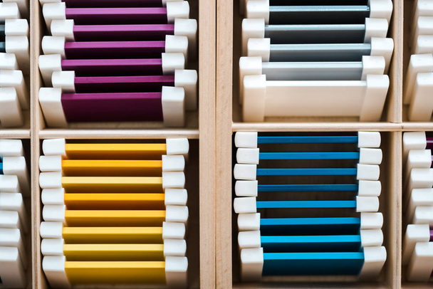 Vue du dessus des parties colorées du jeu éducatif dans des boîtes en bois
 - Photo, image