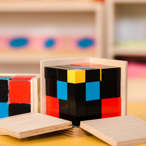 Enfoque selectivo de colorido juego educativo con bloques de madera en el escritorio
 - Foto, Imagen