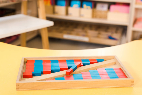 Concentration sélective du jeu éducatif avec des blocs de bois colorés sur le bureau
 - Photo, image