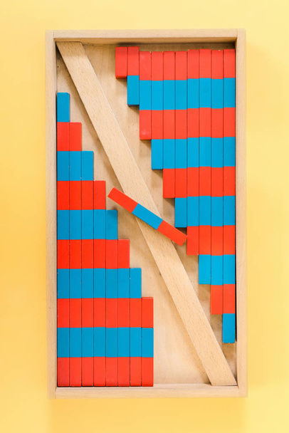 Вид сверху образовательной игры с красными и синими блоками на желтом фоне
 - Фото, изображение