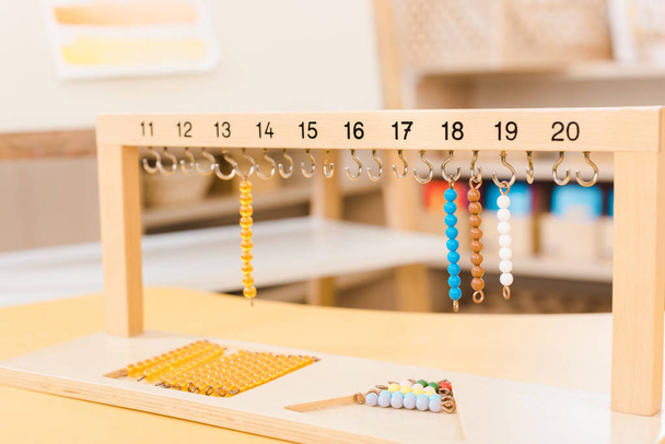 Εκπαιδευτικό παιχνίδι με χάντρες και αριθμούς στο τραπέζι στην τάξη - Φωτογραφία, εικόνα