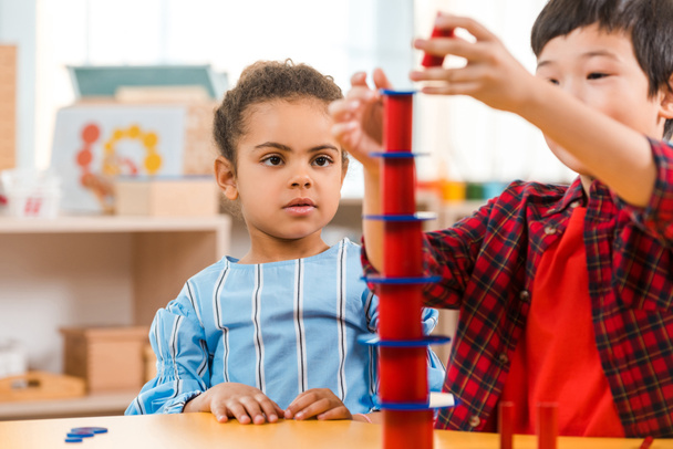 Selectieve focus van spelende kinderen tijdens les in Montessori school - Foto, afbeelding