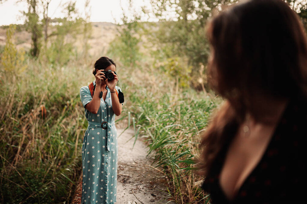Dos mujeres jóvenes que se toman fotos en el bosque - Foto, Imagen