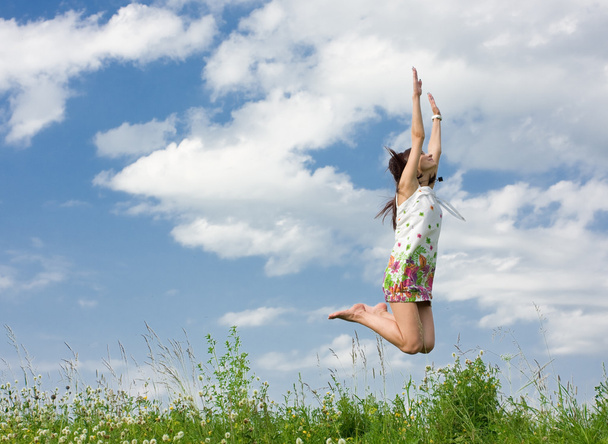 Молодая женщина прыгает
 - Фото, изображение