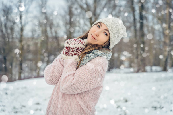 Winterportret van een jonge vrouw. Beauty Joyful Model Meisje lachen en plezier hebben in het winterpark. Mooi jong vrouwtje buiten, Genieten van de natuur, overwinteren - Foto, afbeelding