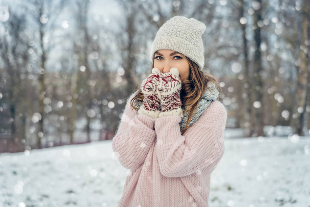 Zimní portrét mladé ženy. Beauty Joyful Model Girl se směje a baví v zimním parku. Krásná mladá žena venku, užívající si přírody, zimní čas - Fotografie, Obrázek