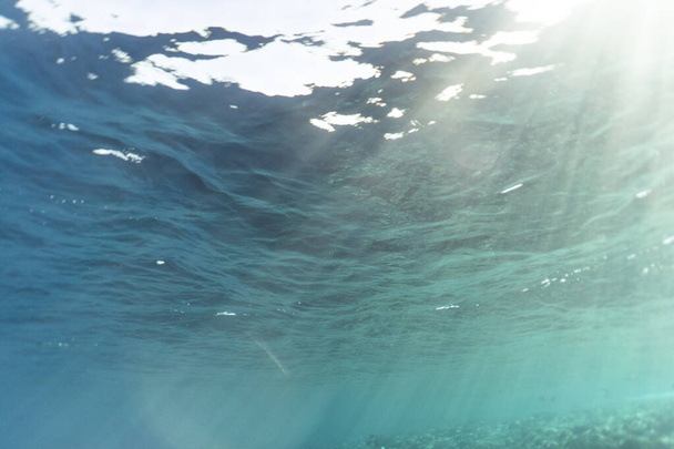 Altından su yüzeyi, mükemmel okyanus arkaplanı, su dokusu - Fotoğraf, Görsel