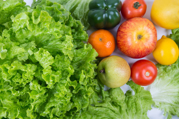 Close-up van gezond biologisch voedsel op tafel. Biologische vruchten en ve - Foto, afbeelding