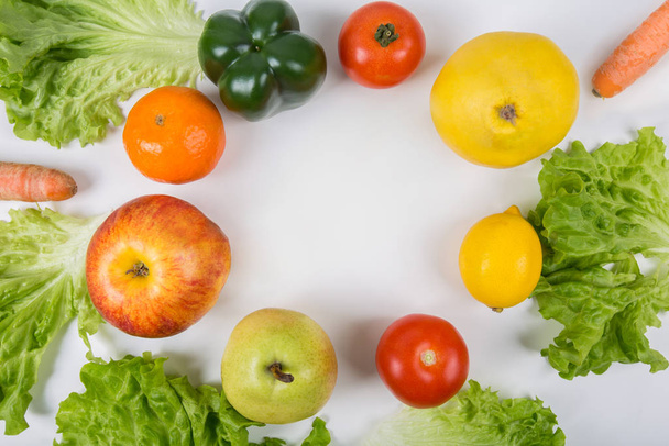 Alimento saludable bio arreglado en círculo sobre la mesa con espacio para copiar
 - Foto, imagen