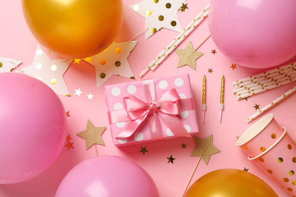 Composition avec différents accessoires d'anniversaire sur fond rose
 - Photo, image