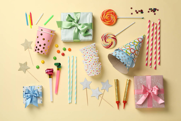 Composición con diferentes accesorios de cumpleaños en backgro beige
 - Foto, Imagen