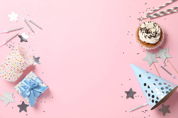Composición con cupcake y accesorios de cumpleaños en rosa backgr
 - Foto, Imagen