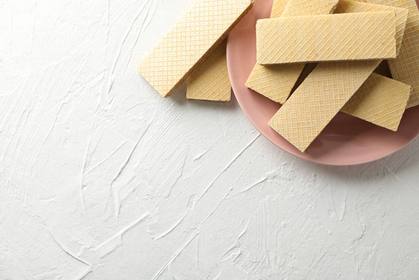 Πιάτο με γλυκά πλακίδια σε λευκό φόντο, χώρος για κείμενο - Φωτογραφία, εικόνα