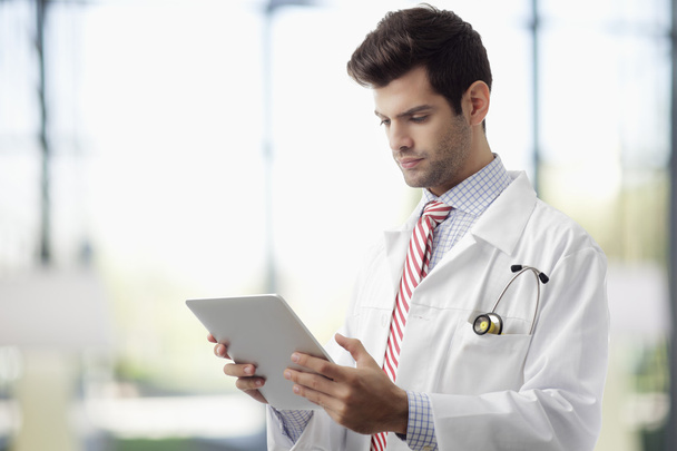 Doctor hands holding digital tablet - Foto, imagen