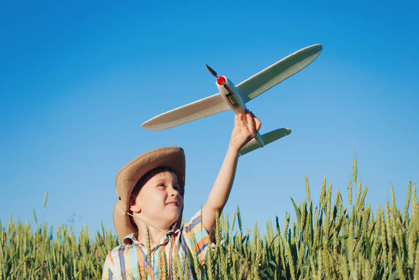 Ευτυχισμένο παιδί παίζει με το παιχνίδι αεροπλάνο - Φωτογραφία, εικόνα