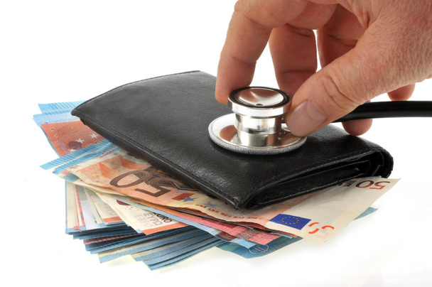 Concept de prix de consultation médicale avec stéthoscope placé sur un portefeuille rempli de billets en euros
  - Photo, image