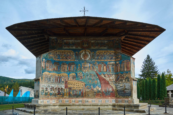 Klasztor Woronetów, założony w XV wieku, znajduje się w Voronet w Rumunii. Kamienny budynek religijny chrześcijańskiej cerkwi prawosławnej zbudowany z malowanych ścian. - Zdjęcie, obraz