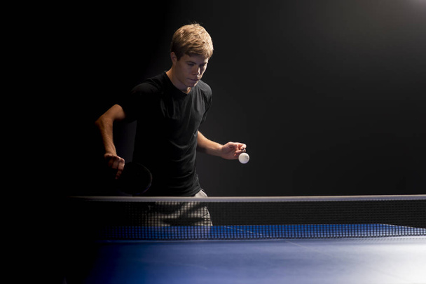 Retrato de un joven jugando tenis
  - Foto, imagen