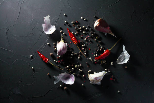 pimenta, uma mistura de pimentas, alho sobre um fundo escuro
 - Foto, Imagem