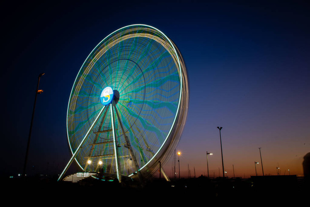 Вид на цветное колесо Salerno 2019 Италия
 - Фото, изображение