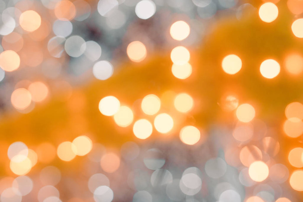Karácsonyi bokeh fény, elvont nyaralás háttér. Defokalizált absztrakt sárga és fehér textúra - Fotó, kép